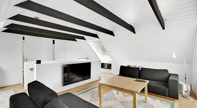 Nydelig strandhus innpakket i grønne omgivelser