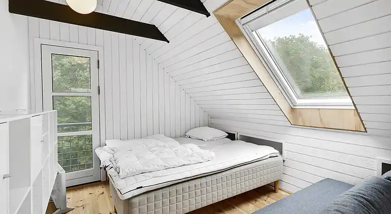 Nydelig strandhus innpakket i grønne omgivelser