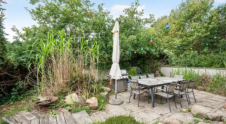 Nydelig strandhus innpakket i grønne omgivelser