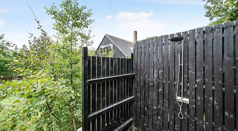 Nydelig strandhus innpakket i grønne omgivelser