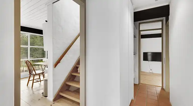 Nydelig strandhus innpakket i grønne omgivelser