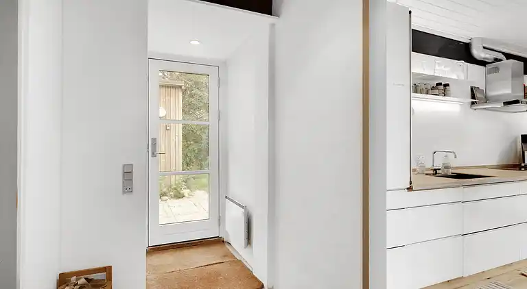 Nydelig strandhus innpakket i grønne omgivelser