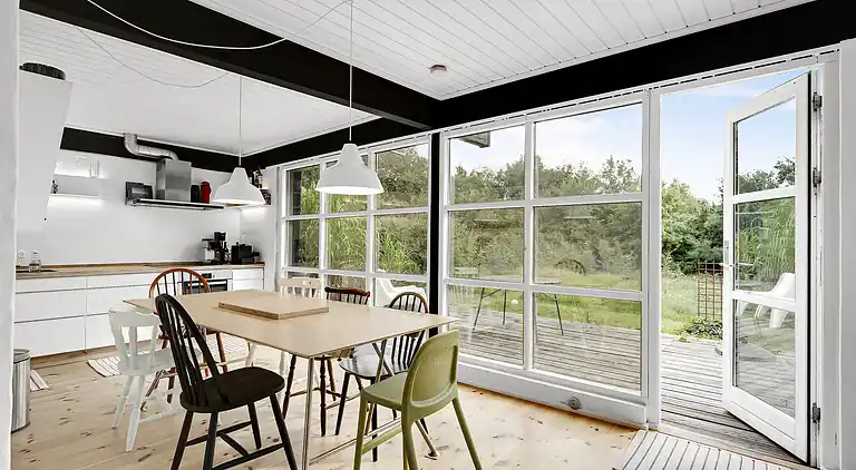 Nydelig strandhus innpakket i grønne omgivelser