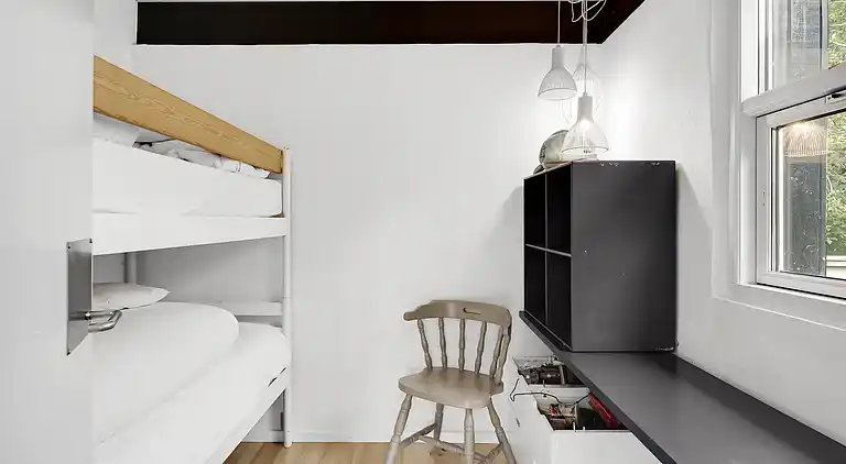 Nydelig strandhus innpakket i grønne omgivelser