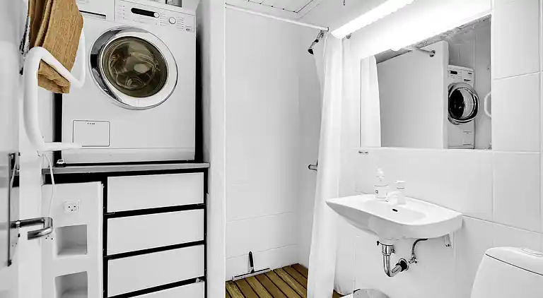 Nydelig strandhus innpakket i grønne omgivelser