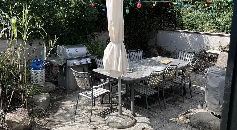 Nydelig strandhus innpakket i grønne omgivelser