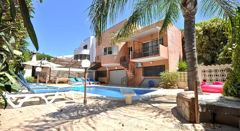 Geräumiger Rückzugsort mit erstklassiger Lage, privatem