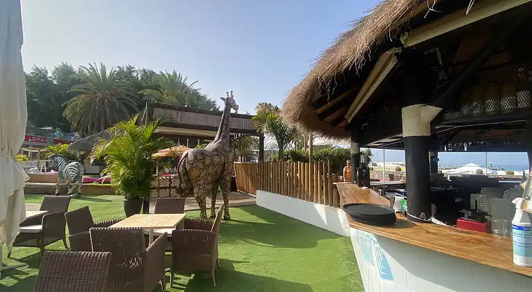 Modernes Einfamilienhaus über dem Schwimmbad