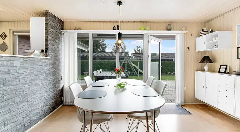 Skønt sommerhus i rolige omgivelser nær stranden