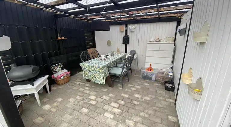 Lyst sommerhus tæt på havet i grønne omgivelser