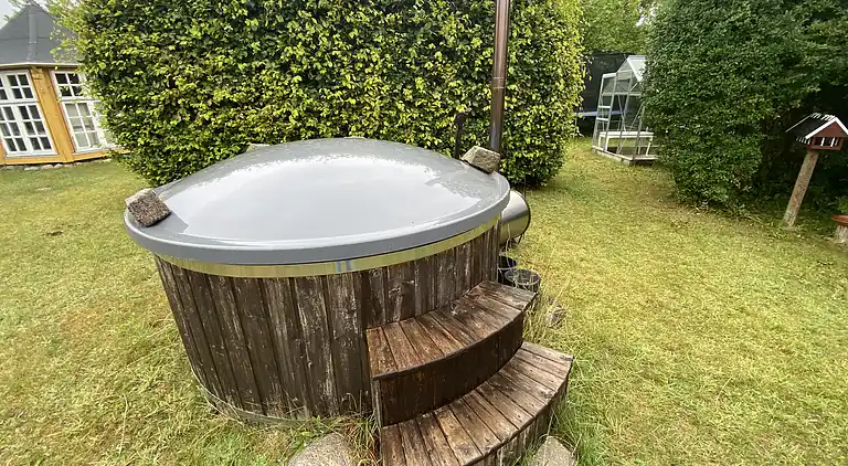 Lyst sommerhus tæt på havet i grønne omgivelser