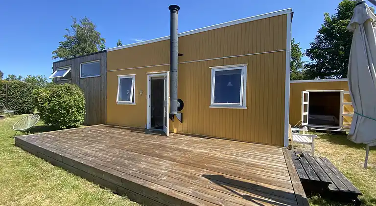 Lyst sommerhus tæt på havet i grønne omgivelser