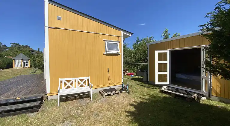 Lyst sommerhus tæt på havet i grønne omgivelser