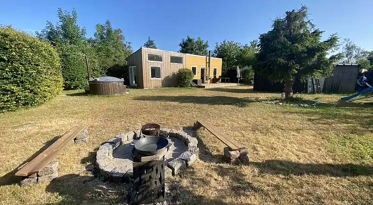 Lyst sommerhus tæt på havet i grønne omgivelser