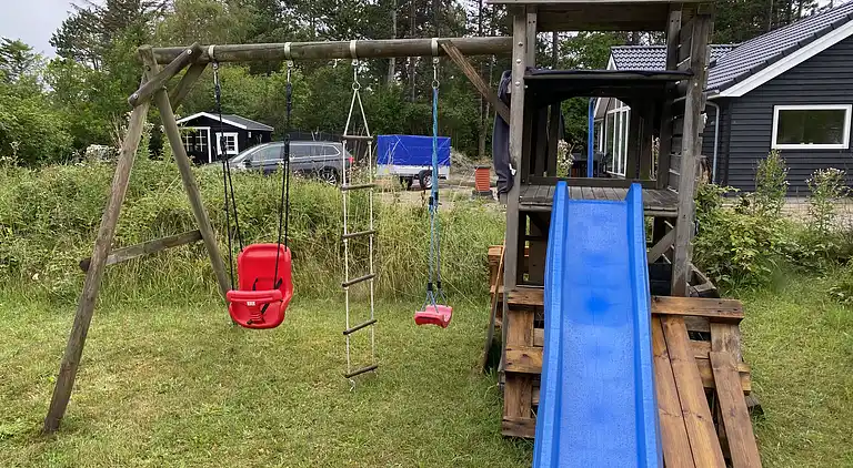 Lyst sommerhus tæt på havet i grønne omgivelser