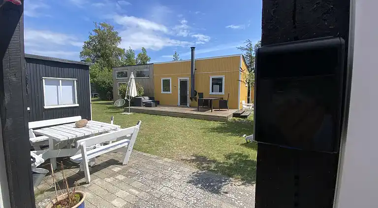 Lyst sommerhus tæt på havet i grønne omgivelser