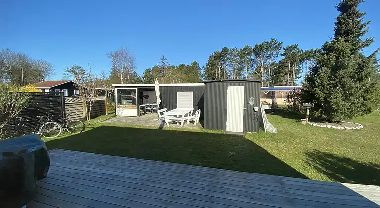 Lyst sommerhus tæt på havet i grønne omgivelser