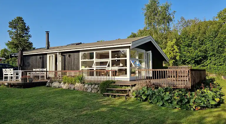 Skønt lyst sommerhus tæt på vand og strand