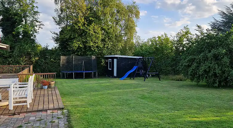 Skønt lyst sommerhus tæt på vand og strand