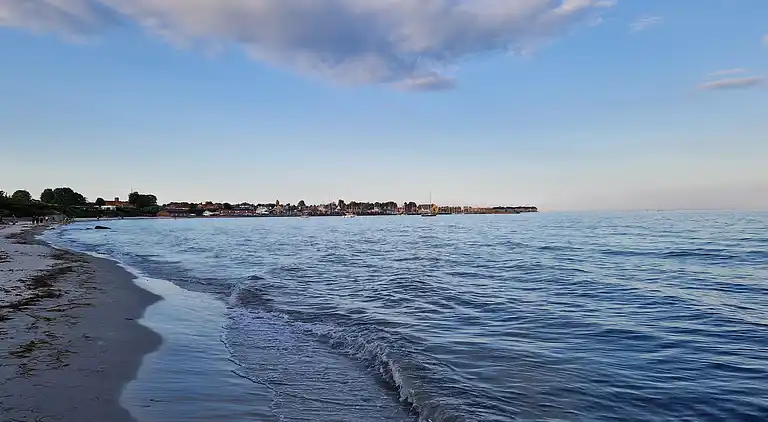 Skønt lyst sommerhus tæt på vand og strand