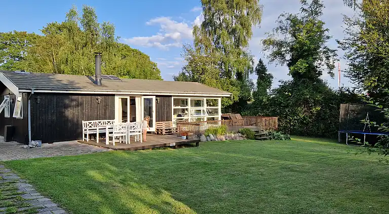 Skønt lyst sommerhus tæt på vand og strand