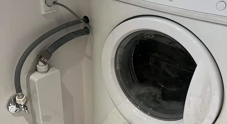 Smukt beliggende sommerhus med havudsigt