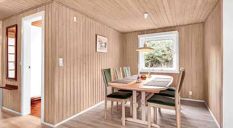 Hyggeligt, ældre sommerhuset med 600 m til strand