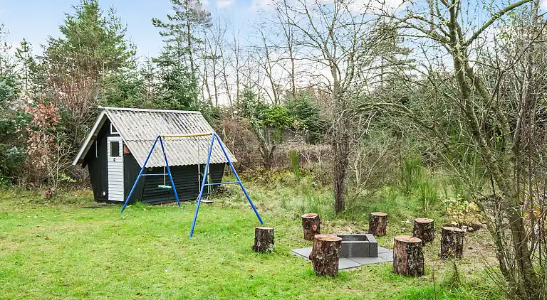 Hyggeligt, ældre sommerhuset med 600 m til strand