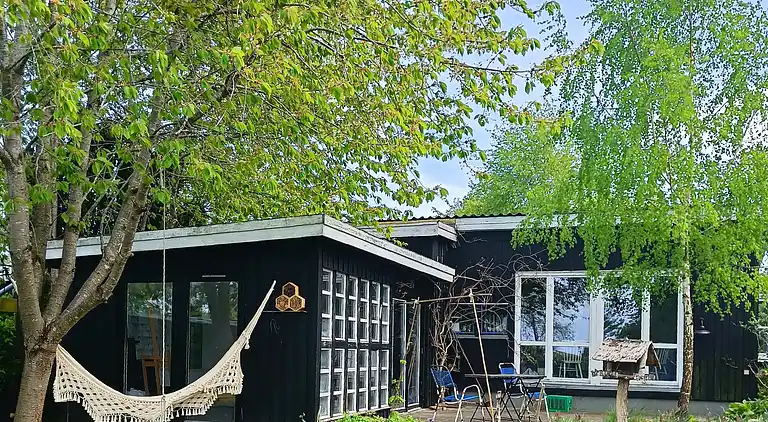Hyggeligt 'heksehus' med skøn have og fjordkig