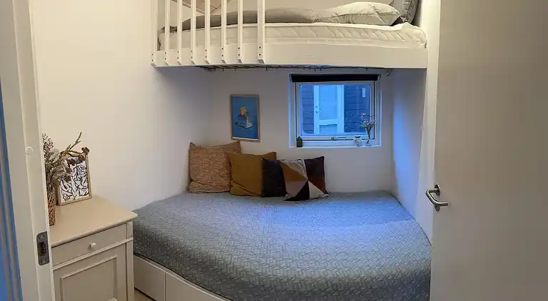 Lækkert sommerhus et stenkast fra vandkanten