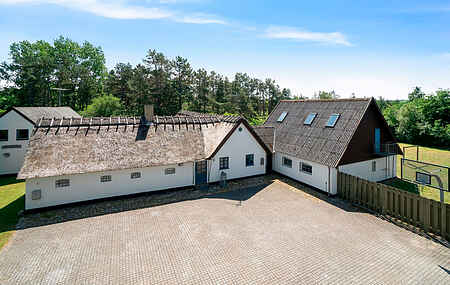 Stort sommerhus tæt på vandet