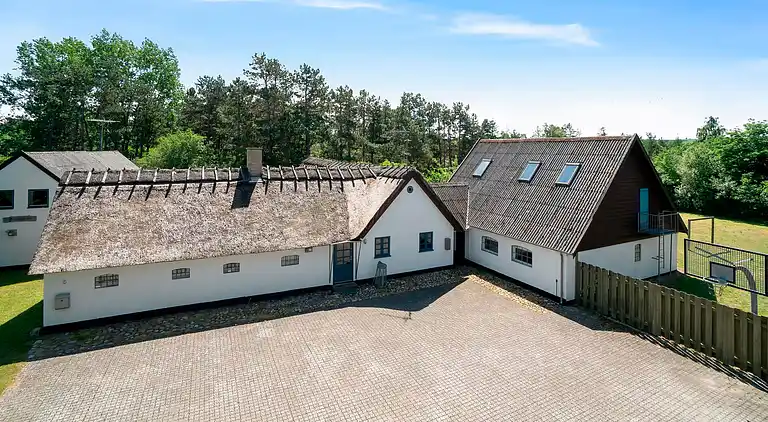 Stort sommerhus tæt på vandet