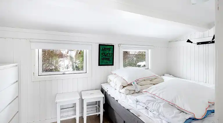 Skønt lyst sommerhus tæt på vand og strand