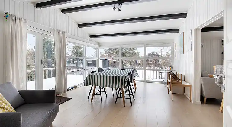 Skønt lyst sommerhus tæt på vand og strand