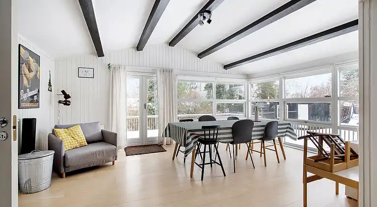 Skønt lyst sommerhus tæt på vand og strand