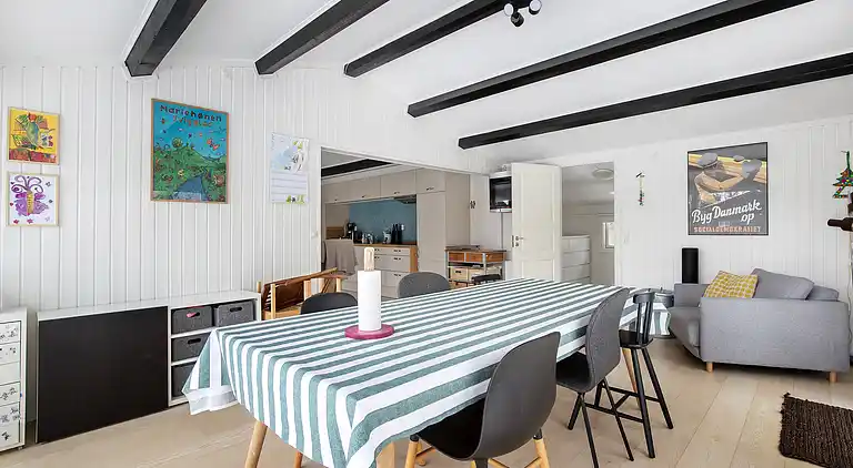 Skønt lyst sommerhus tæt på vand og strand