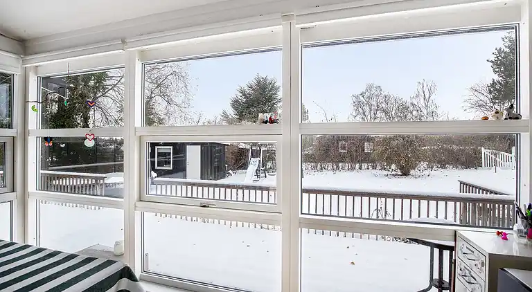 Skønt lyst sommerhus tæt på vand og strand