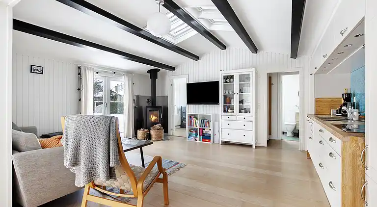 Skønt lyst sommerhus tæt på vand og strand