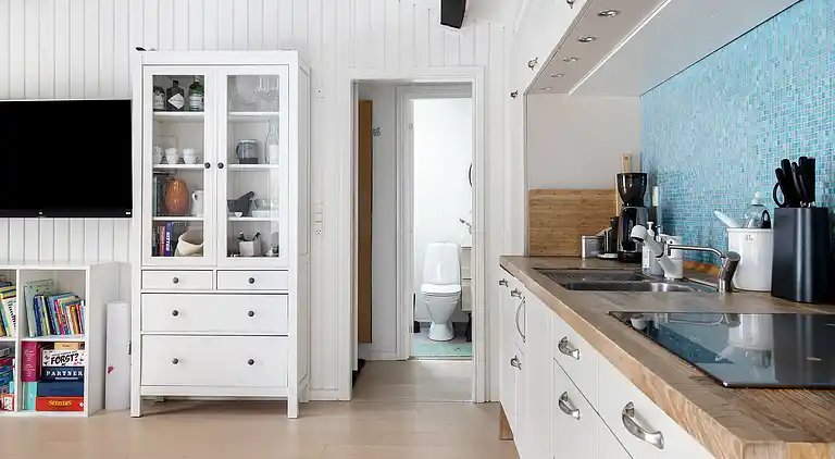 Skønt lyst sommerhus tæt på vand og strand