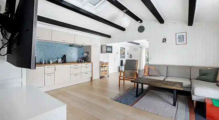 Skønt lyst sommerhus tæt på vand og strand