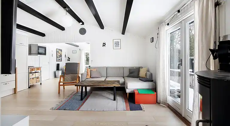 Skønt lyst sommerhus tæt på vand og strand