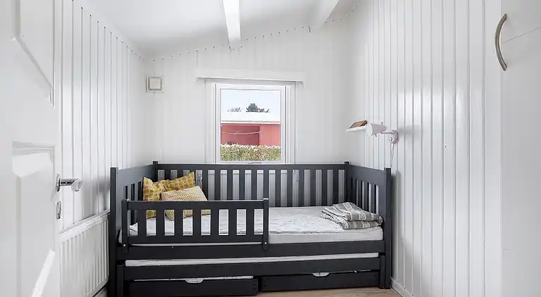 Skønt lyst sommerhus tæt på vand og strand