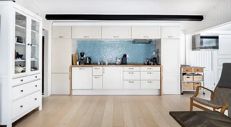 Skønt lyst sommerhus tæt på vand og strand