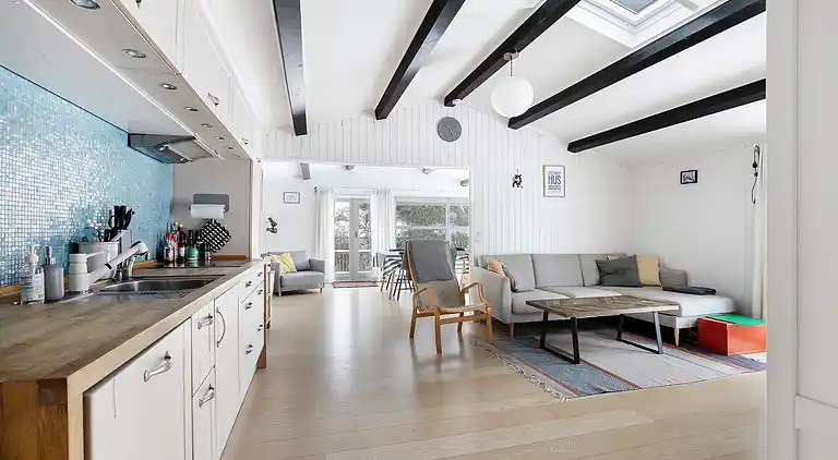 Skønt lyst sommerhus tæt på vand og strand