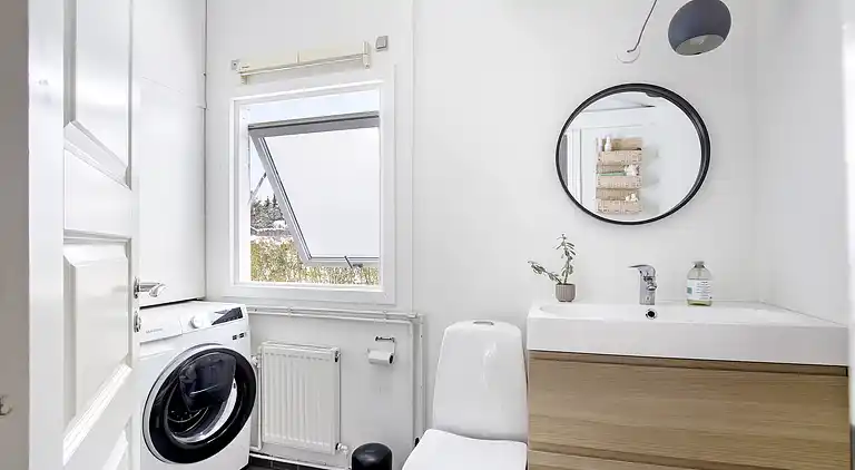 Skønt lyst sommerhus tæt på vand og strand