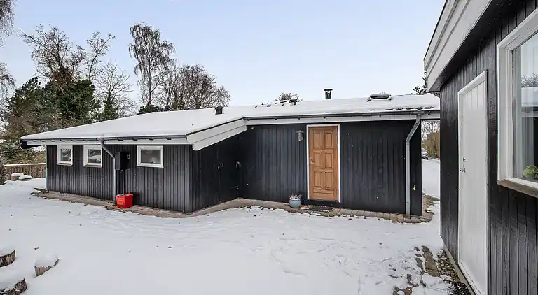 Skønt lyst sommerhus tæt på vand og strand