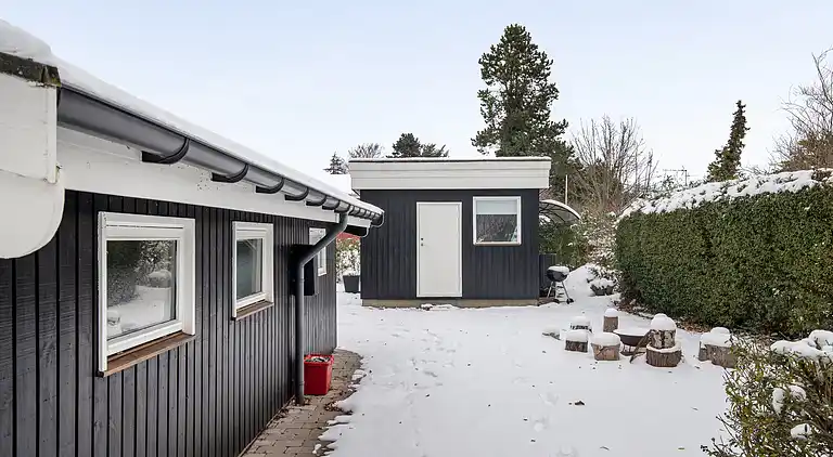 Skønt lyst sommerhus tæt på vand og strand