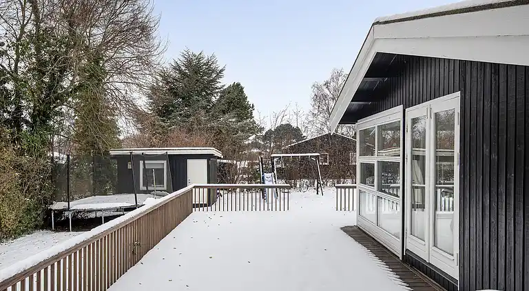 Skønt lyst sommerhus tæt på vand og strand