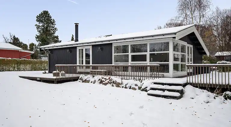 Skønt lyst sommerhus tæt på vand og strand