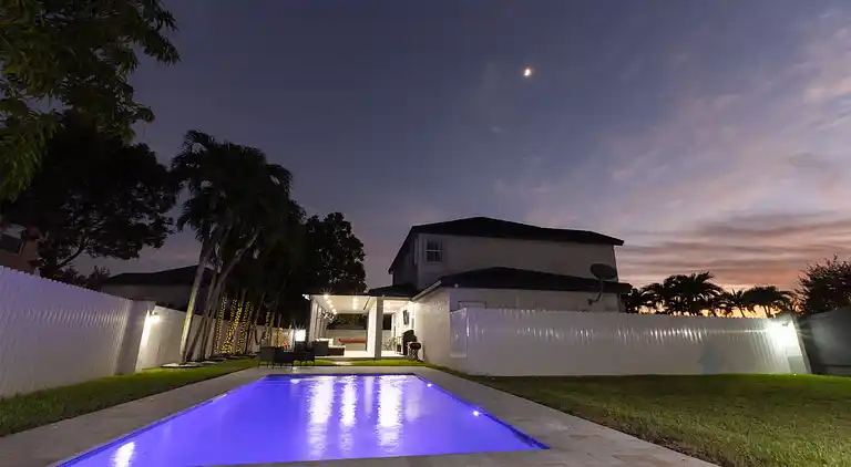 Miami Getaway: Beheiztes Poolhaus und Billardtisch-Villa